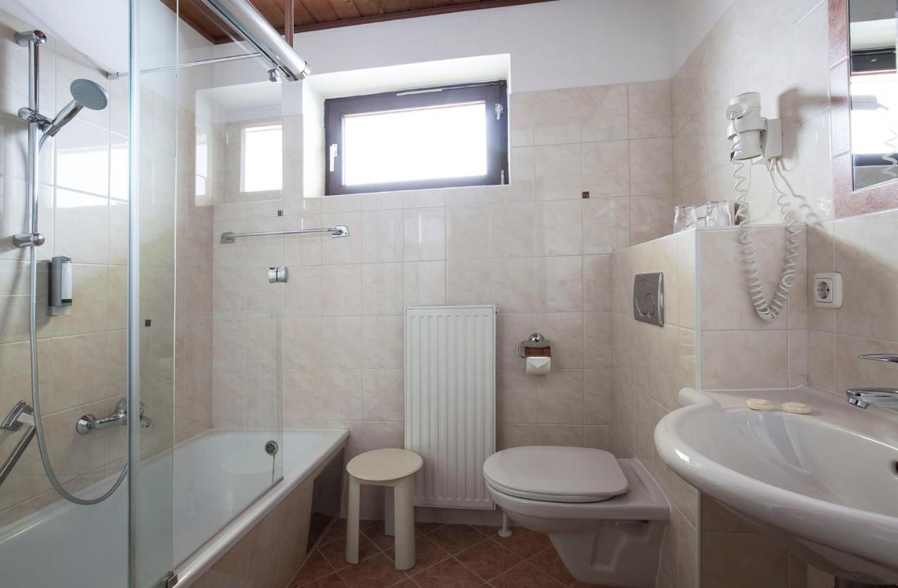 Landhotel Agathawirt Bad Goisern Bagian luar foto